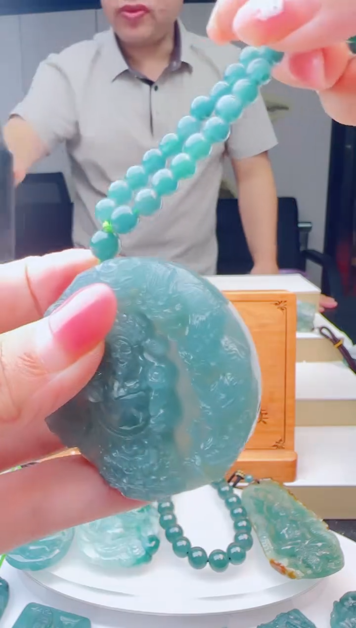 翡翠未镶嵌颈饰多样性发货其中一件