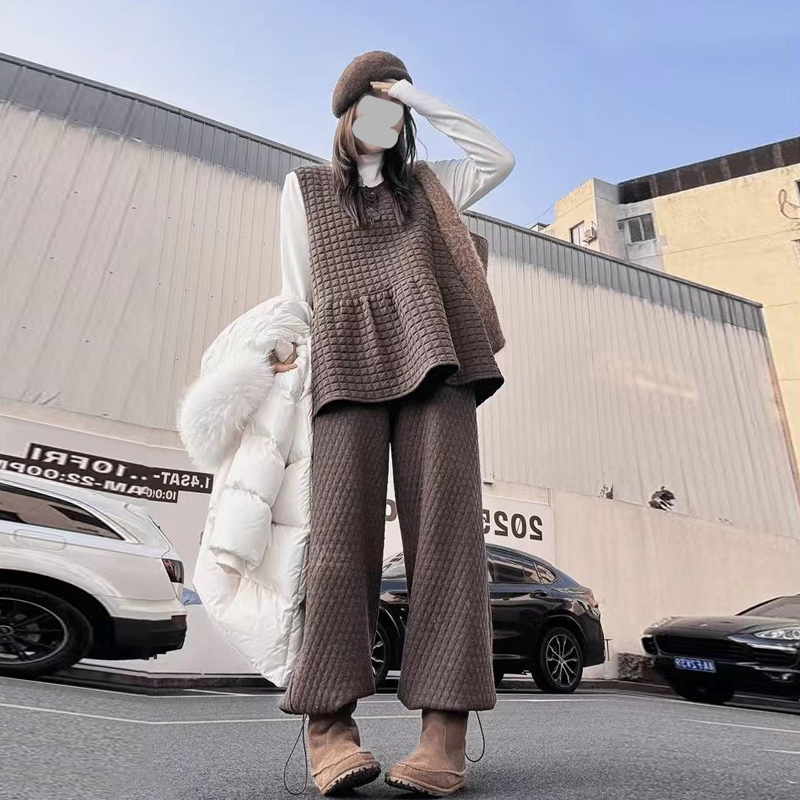 【枫糖栗子】秋冬纯色半高领上衣+下摆荷叶边马甲+裤脚猪鼻扣束脚裤