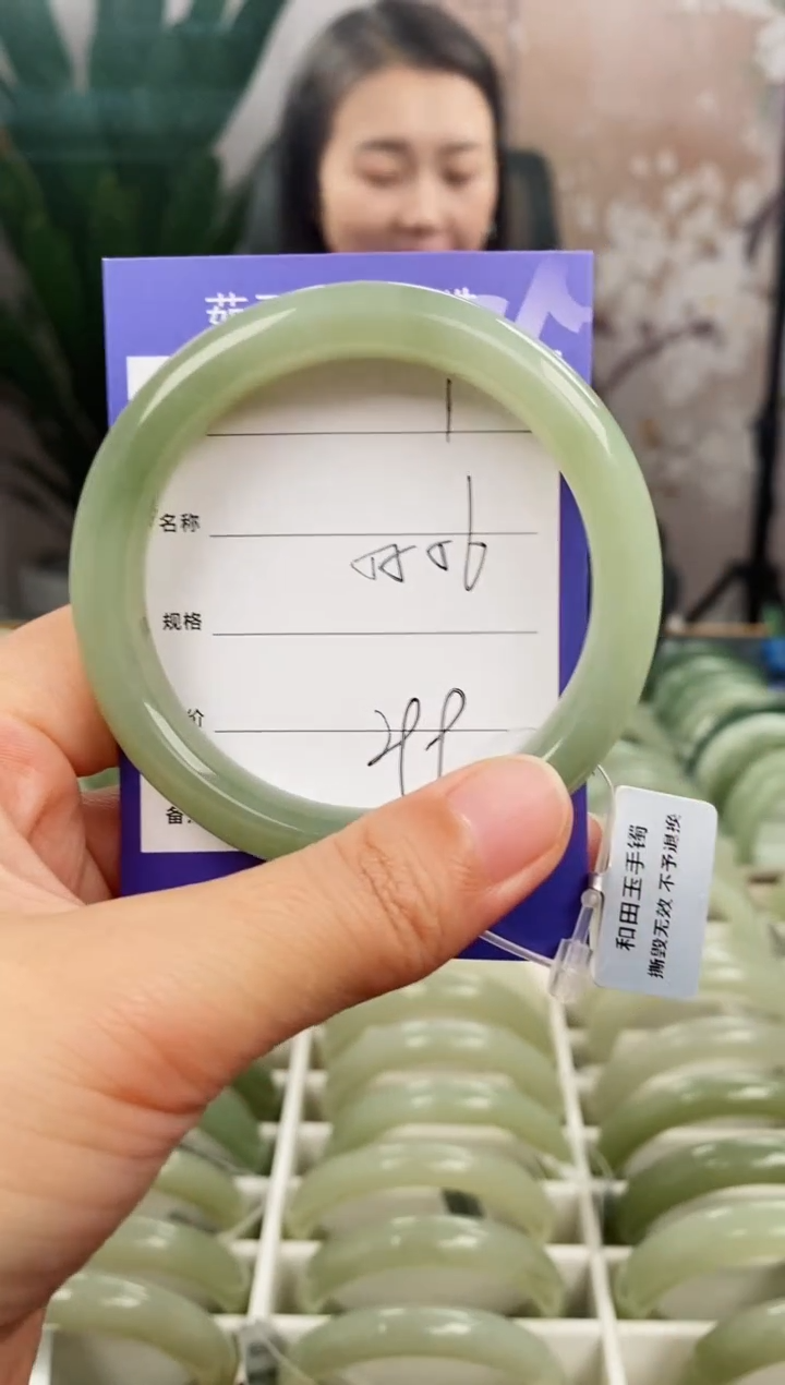 未镶嵌手镯和田玉微色差1