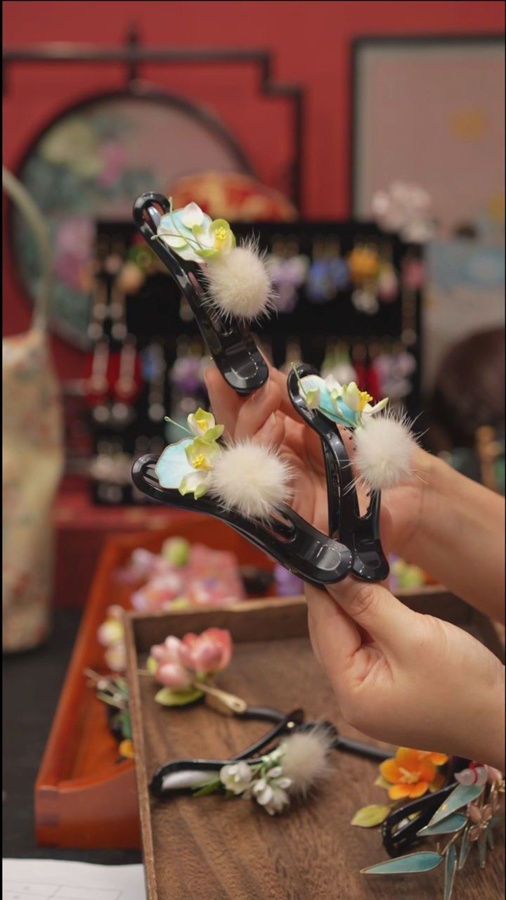 刺绣非遗绒花饰品 