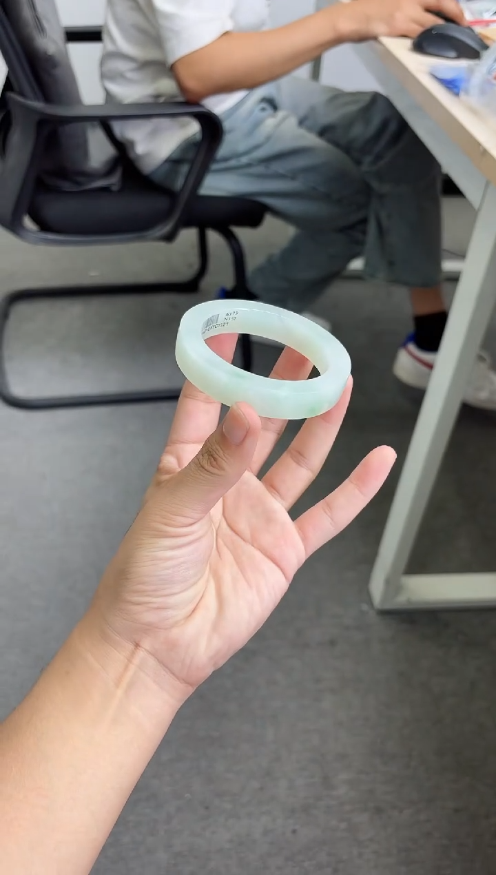 未镶嵌手镯定制翡翠殷*姐手镯