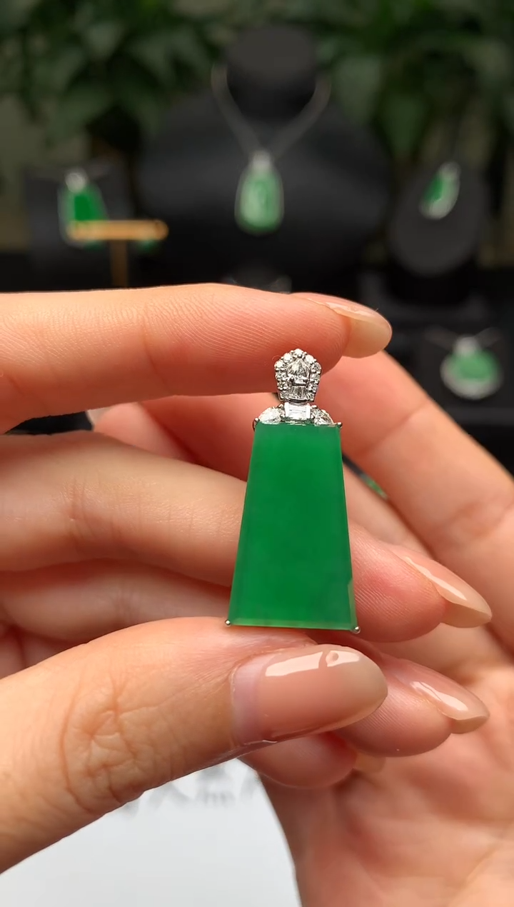 颈饰18K金镶嵌翡翠无事牌