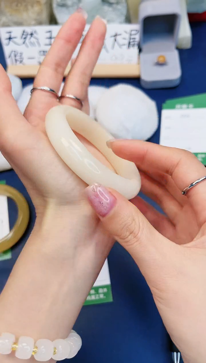 【闪购商品】石英质玉手镯未镶嵌3