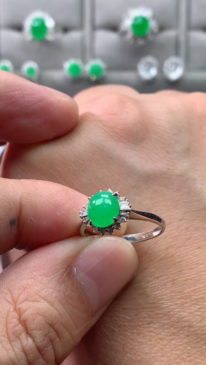 18K金镶嵌戒指翡翠18K翡翠伴钻