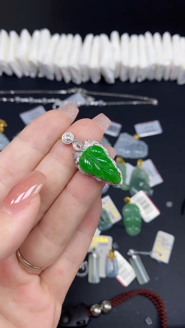 吊坠(不含链)18K金镶嵌翡翠叶子18K金扣镶嵌@@CMT