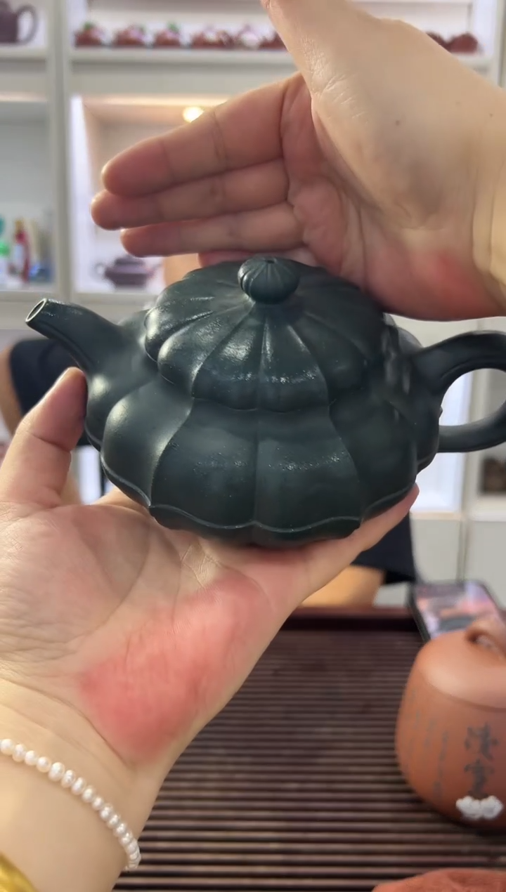 7.31  宜兴紫砂壶  绿泥 筋纹器