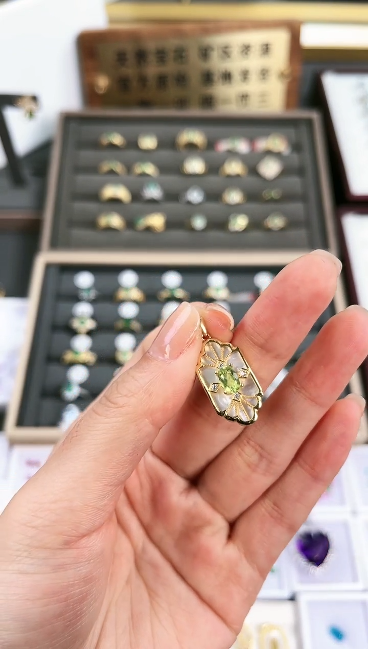 【闪购商品】橄榄石颈饰银S925镶嵌C609