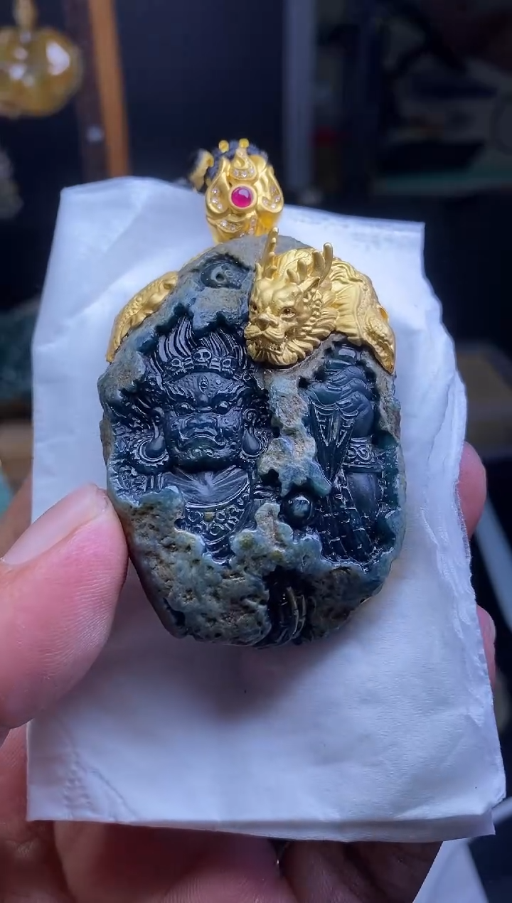 颈饰18K金镶嵌翡翠家*仔翡翠