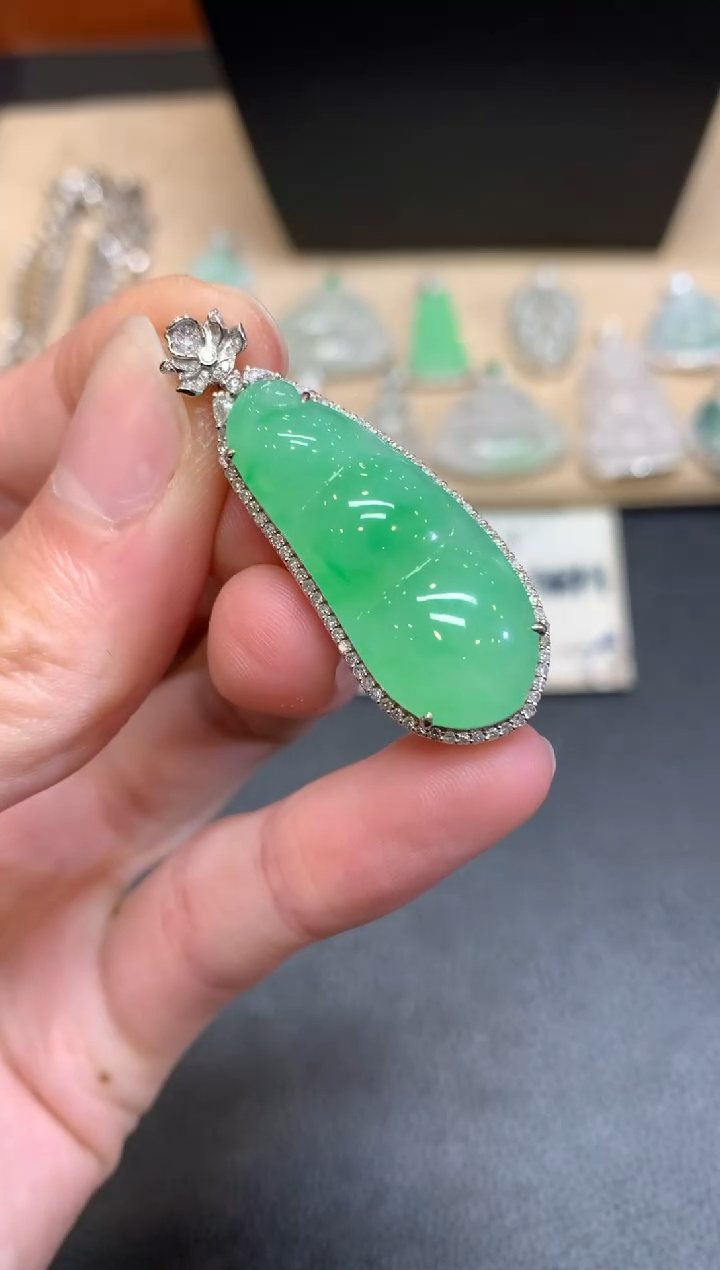 【闪购商品】翡翠颈饰18K金镶嵌福豆【无服务费】