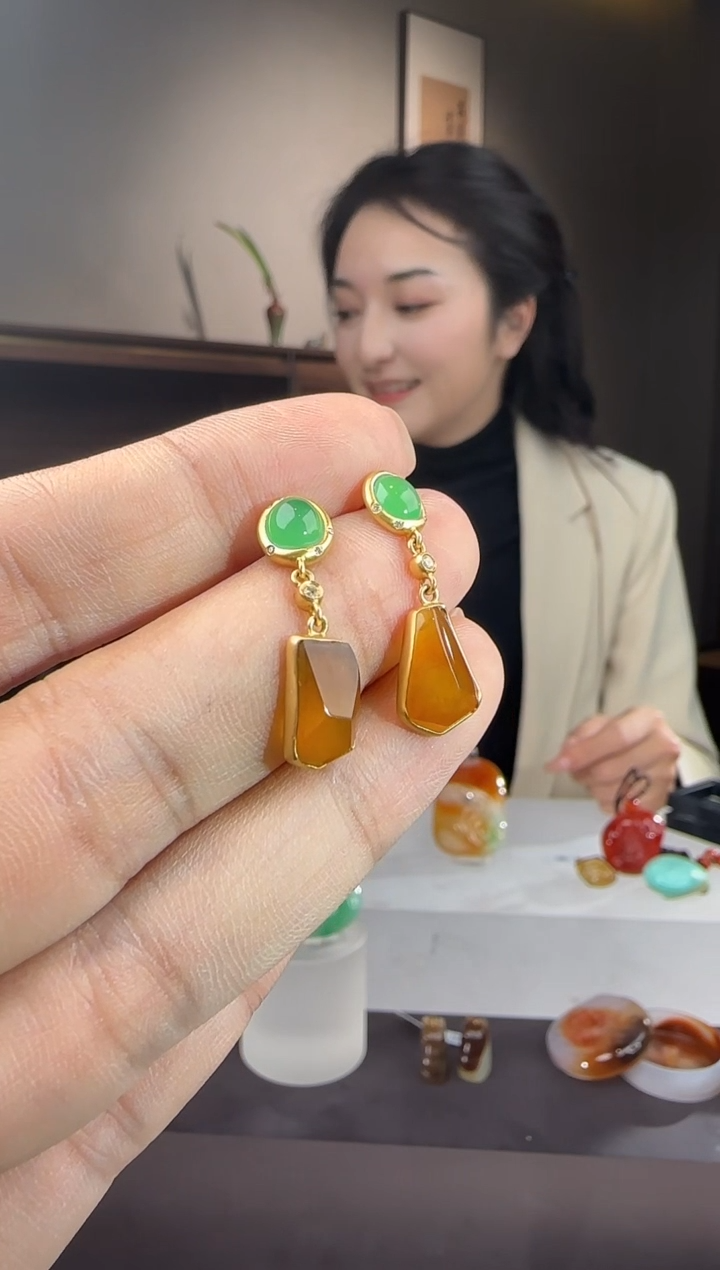 18K金镶嵌翡翠耳饰耳钉