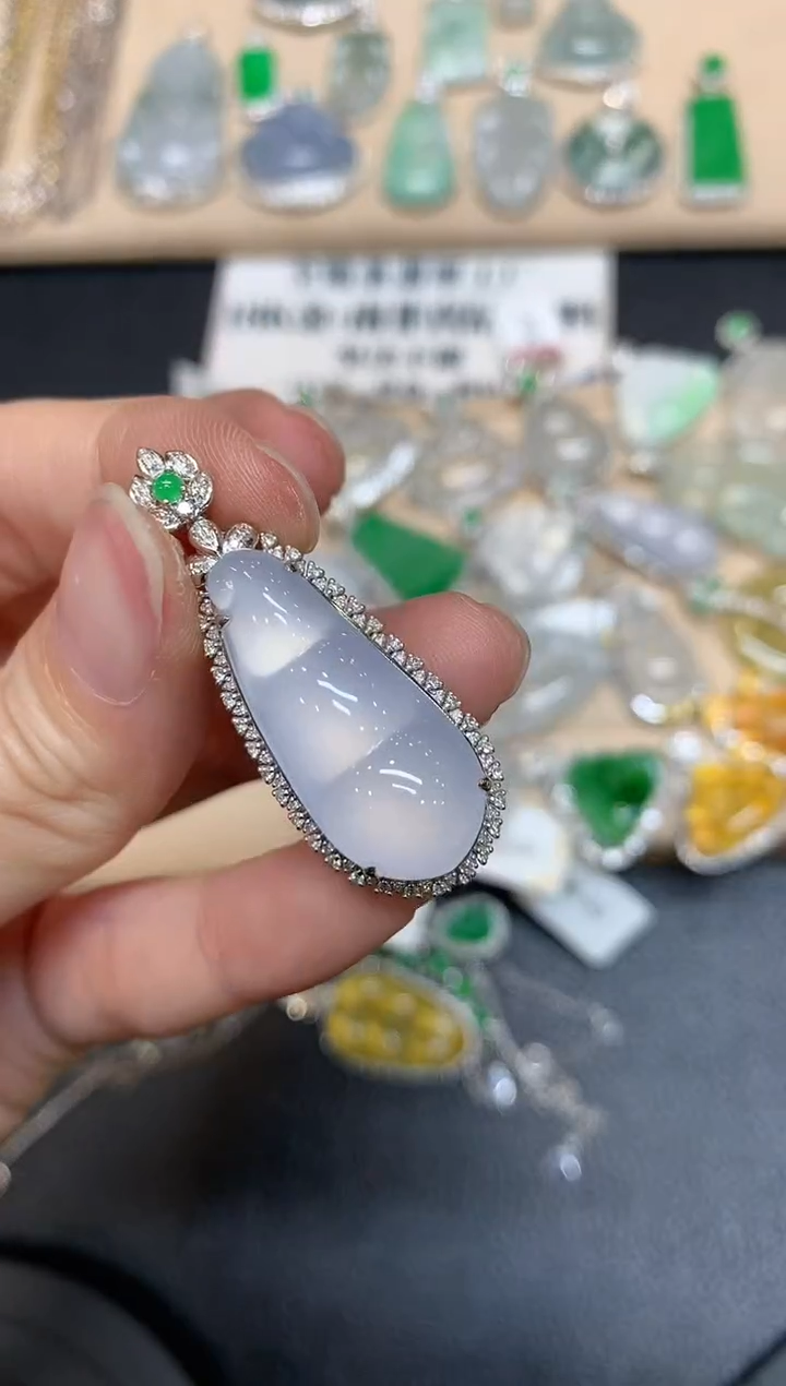 【闪购商品】翡翠颈饰18K金镶嵌福豆【无服务费