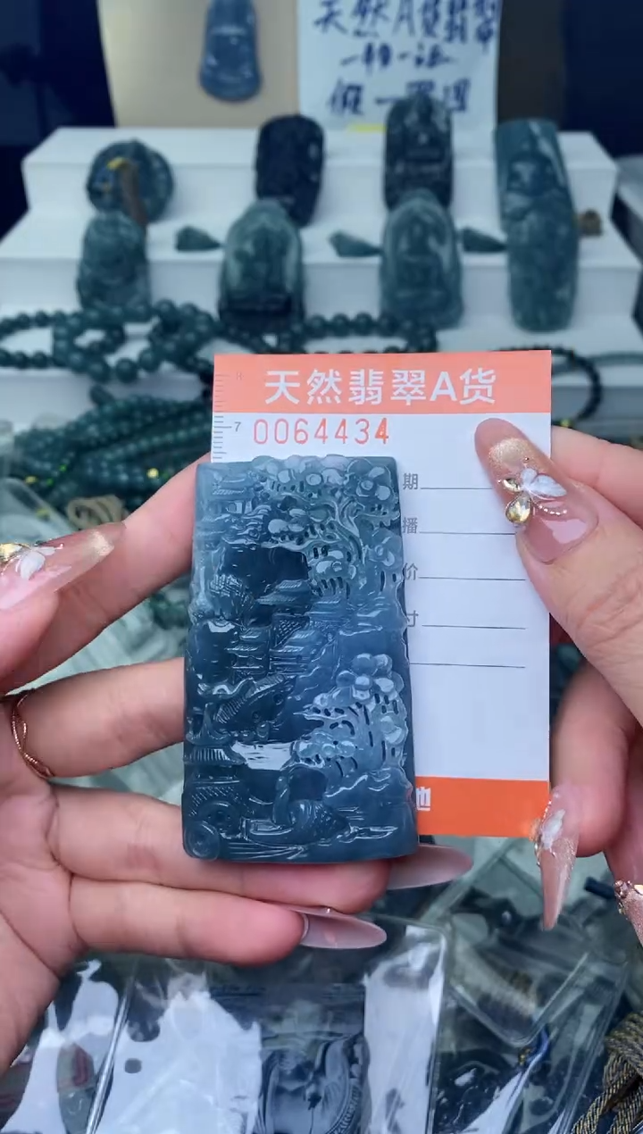 翡翠未镶嵌颈饰········