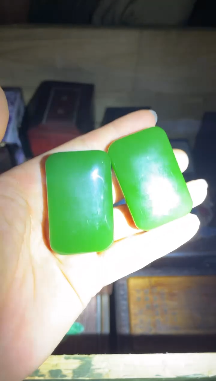 和田玉未镶嵌颈饰菠菜绿平安牌1件