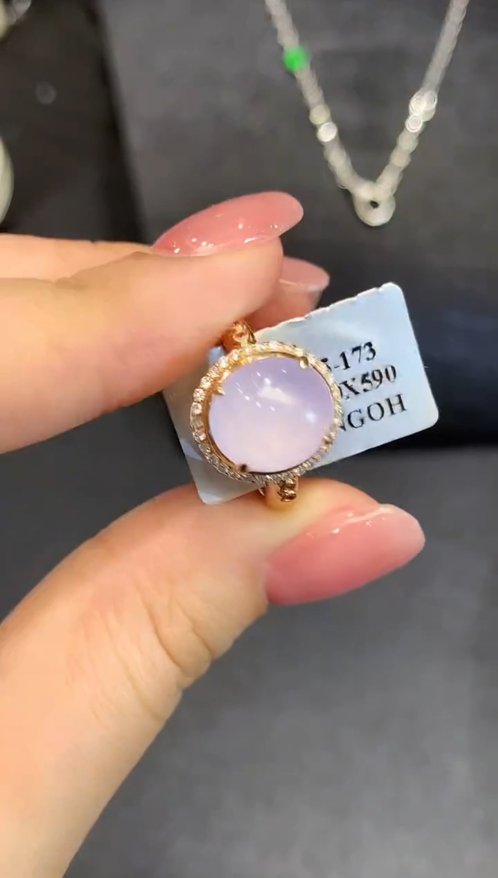 18K金镶嵌戒指翡翠多样性发其一