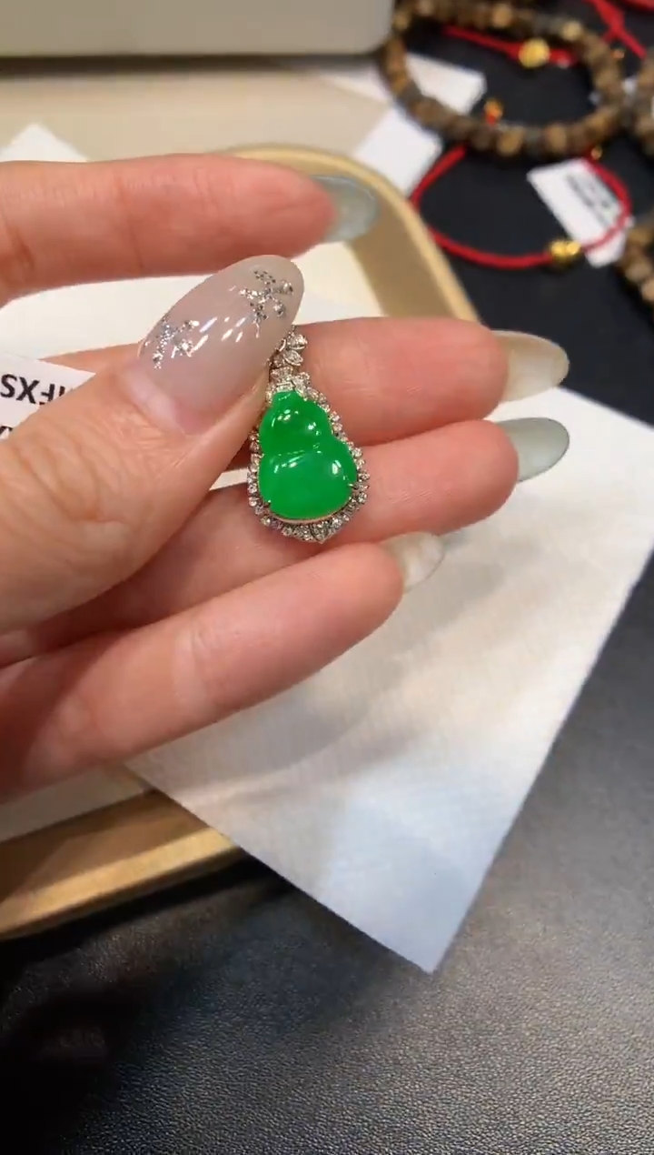 颈饰18K金镶嵌翡翠好