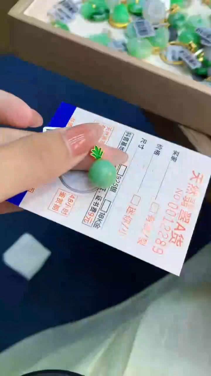 翡翠未镶嵌颈饰          1