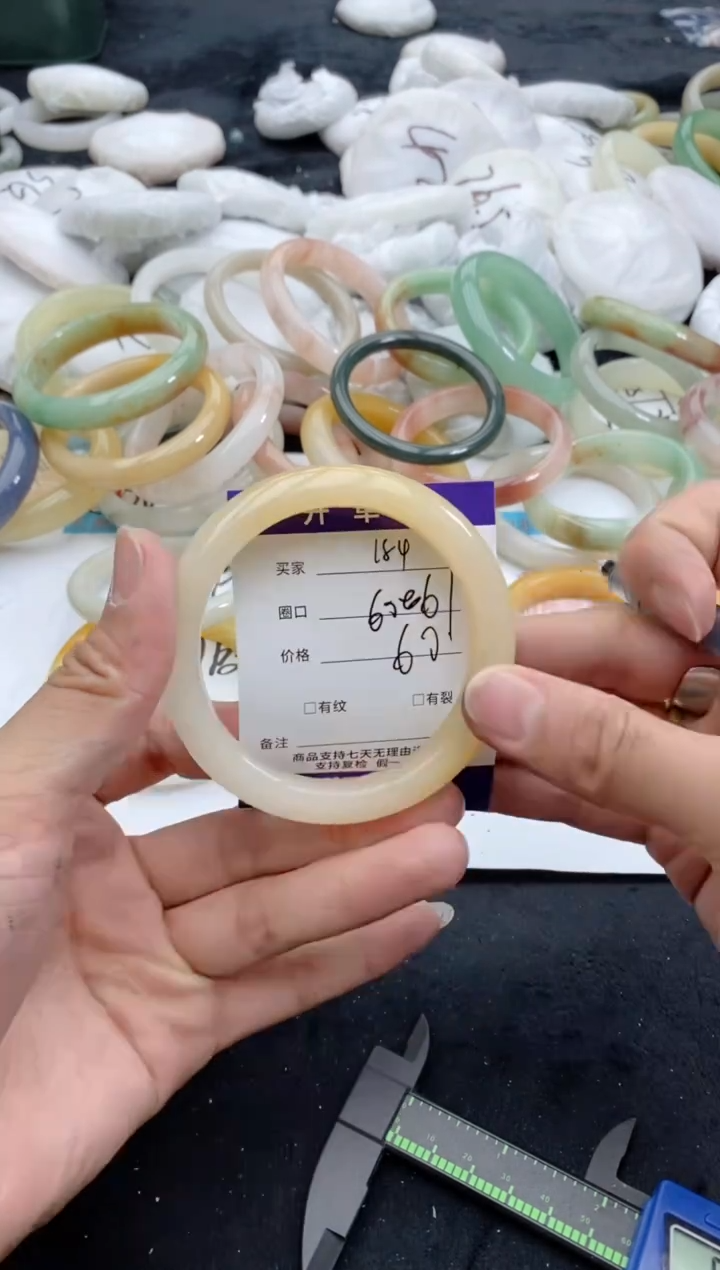 【闪购商品】石英质玉手镯未镶嵌184