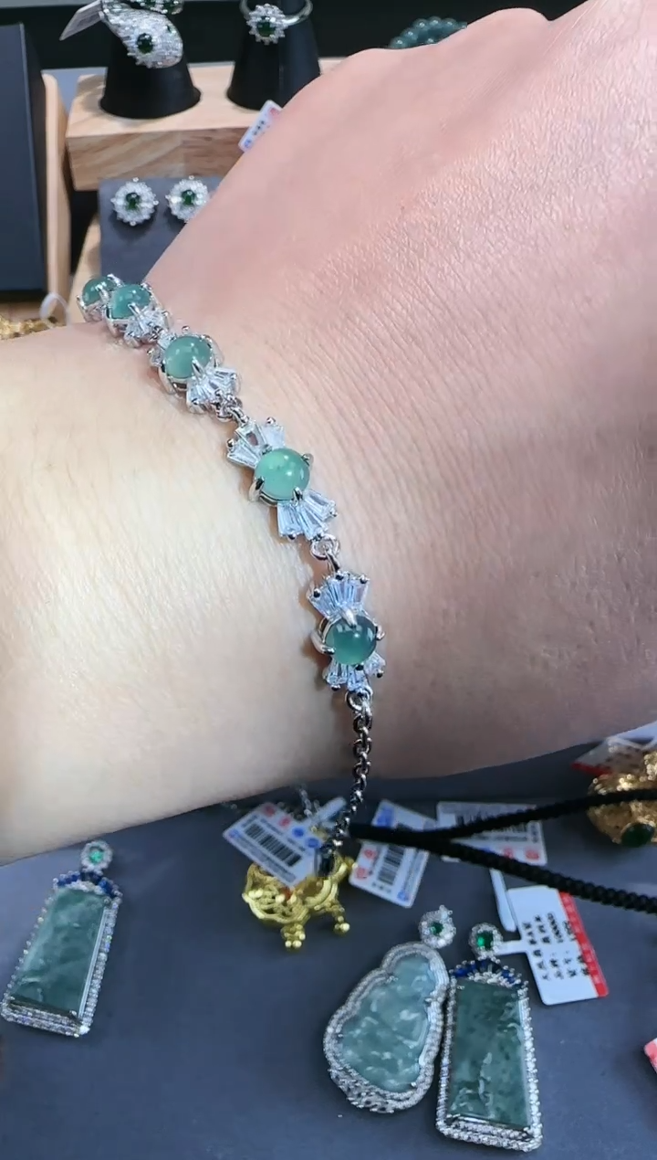 【闪购商品】翡翠吊坠(赠链)未镶嵌天然翡翠A货带证书发货