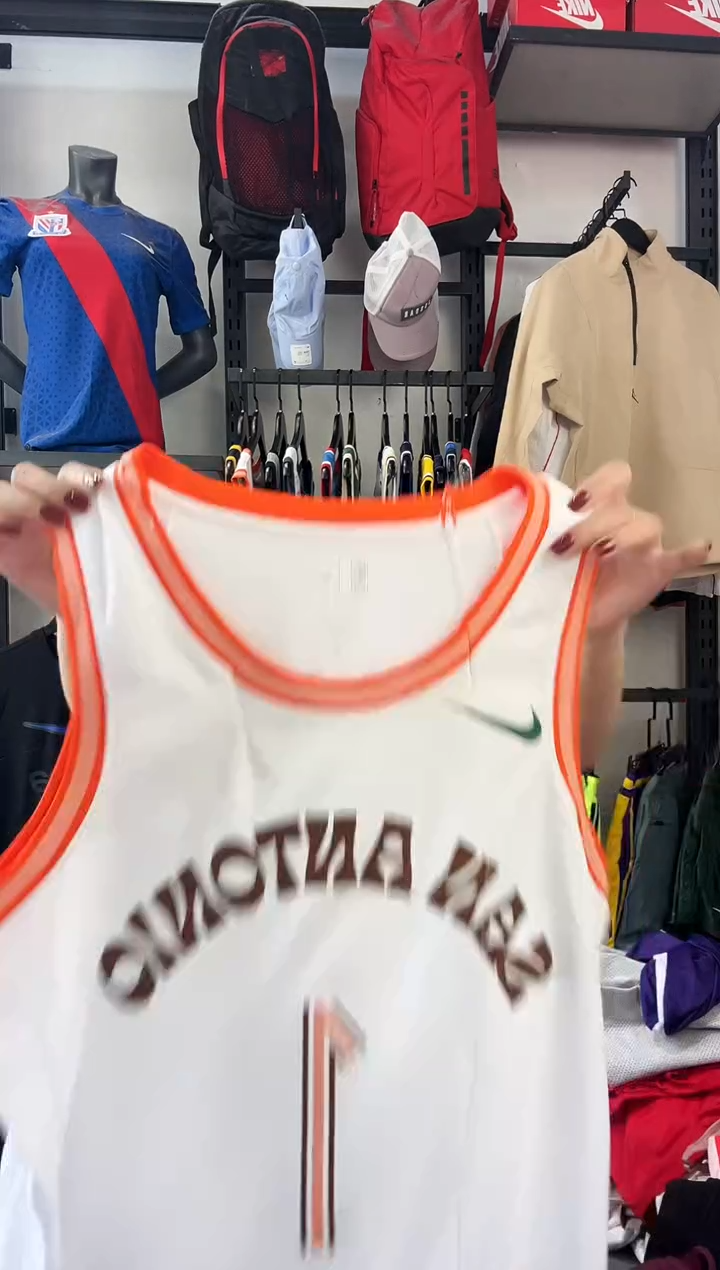 241 ·编码 耐克卫衣服饰过款为准 尺码·M