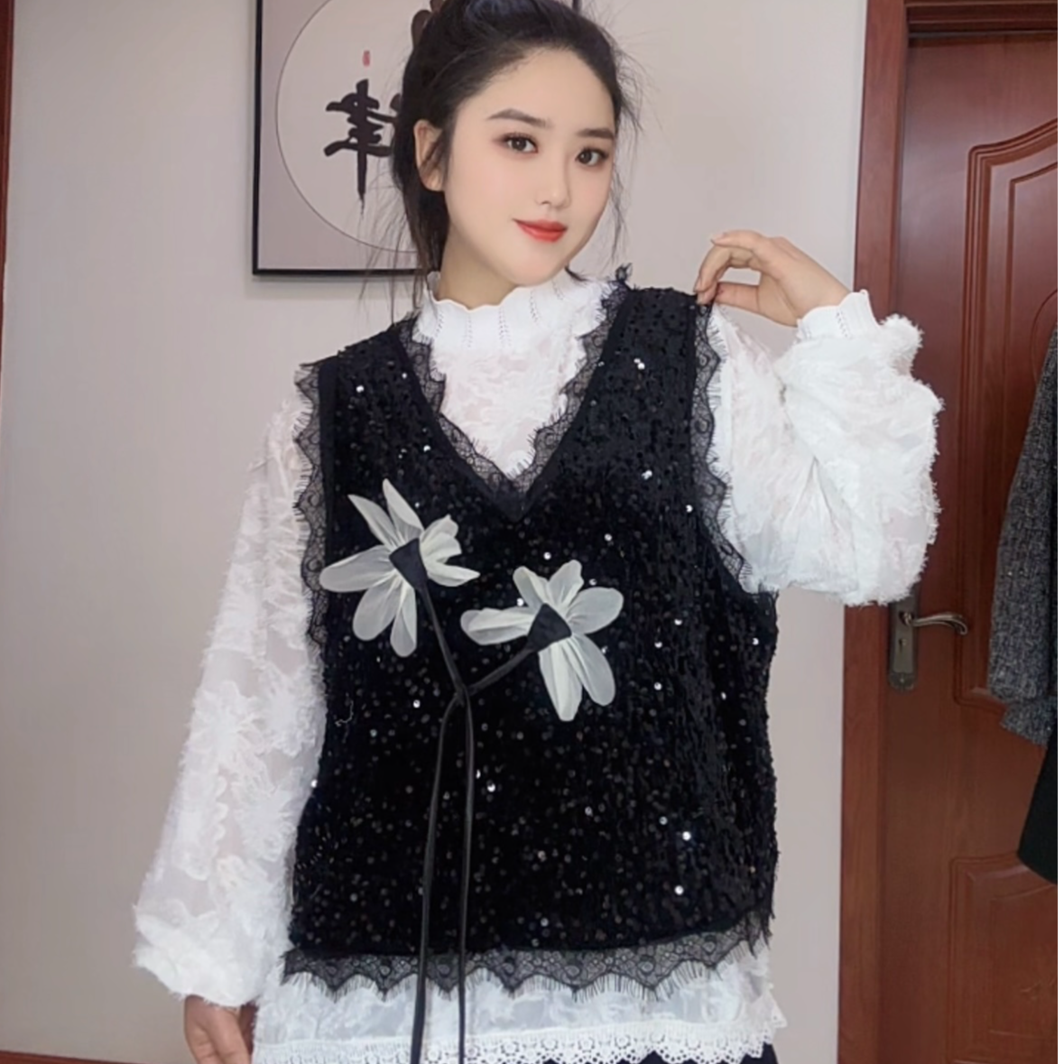 2025春季新款v领立体花朵马甲长袖真两件蕾丝小衫
