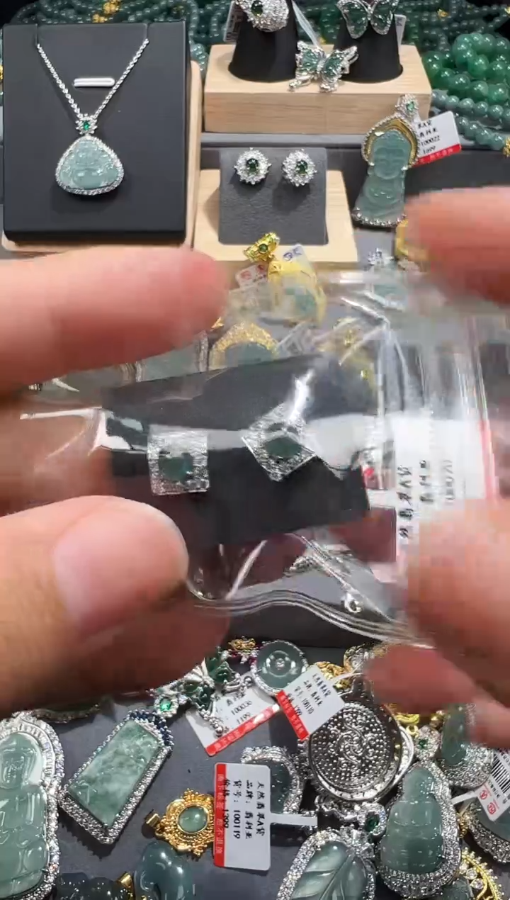 【闪购商品】翡翠吊坠(赠链)未镶嵌翡翠A货源头工厂带证书发