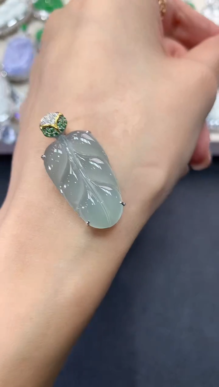 【闪购商品】翡翠吊坠(不含链)18K金镶嵌q28     