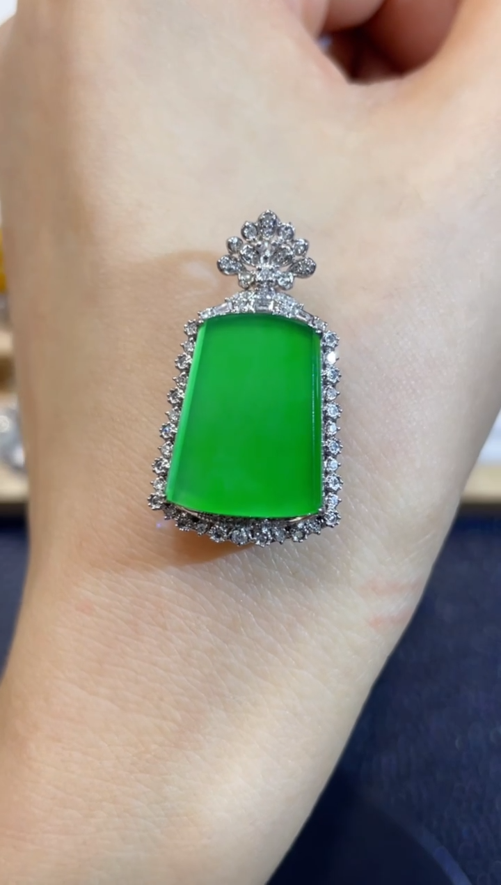 吊坠(不含链)18K金镶嵌翡翠团购68