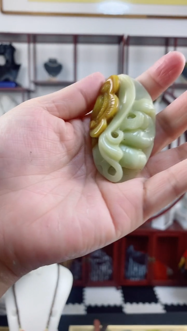 未镶嵌岫玉颈饰1