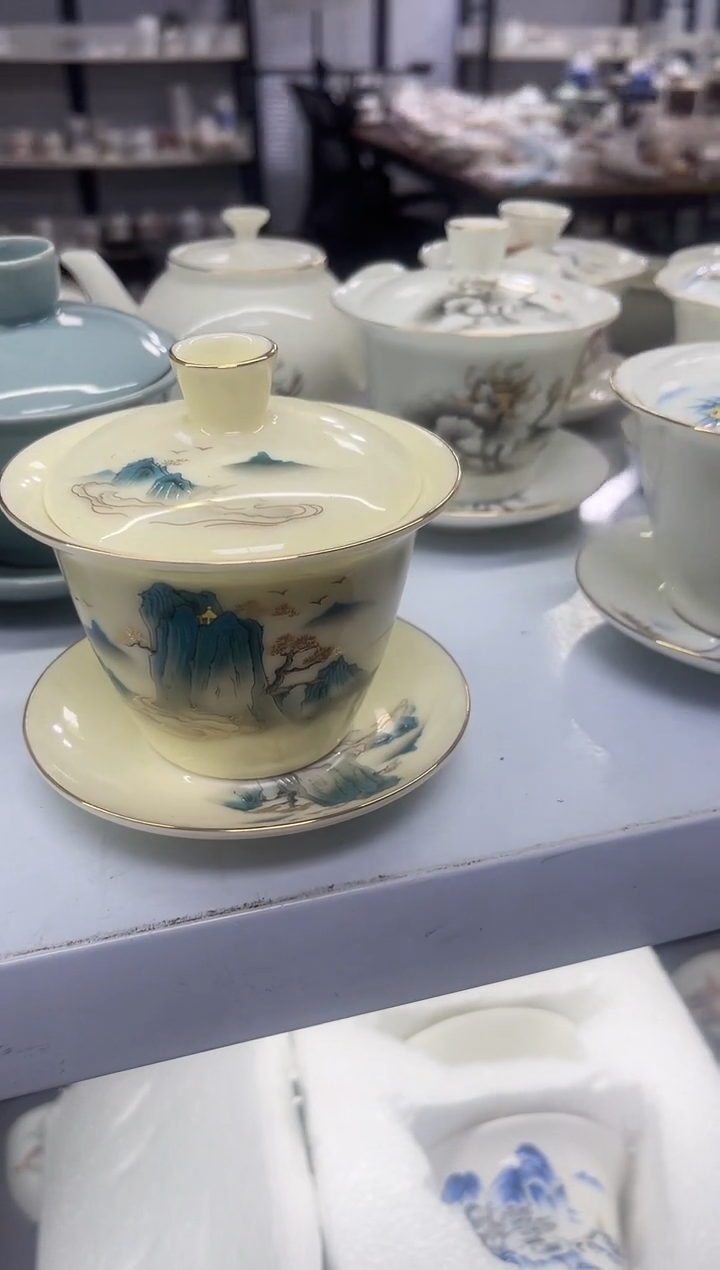 黄宝石马蹄彩云山盖碗
