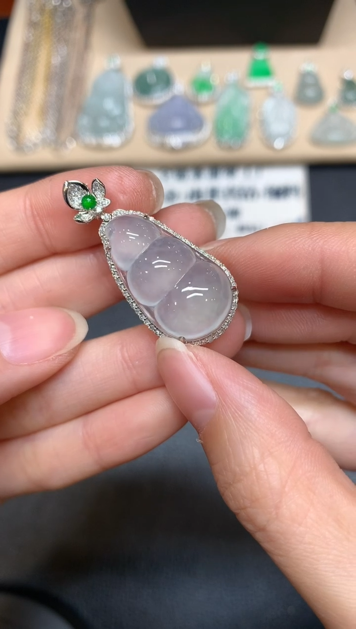 【闪购商品】翡翠颈饰18K金镶嵌福豆【无服务费