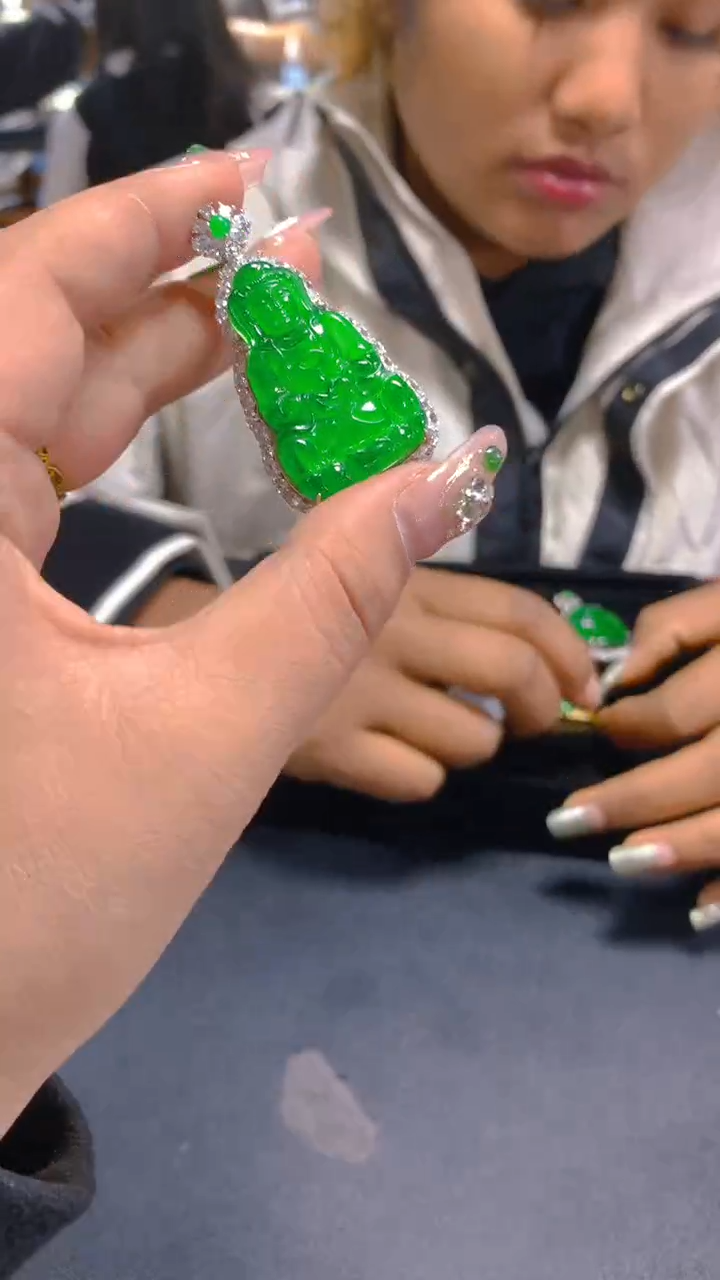 【闪购商品】翡翠吊坠(赠链)未镶嵌0682637525