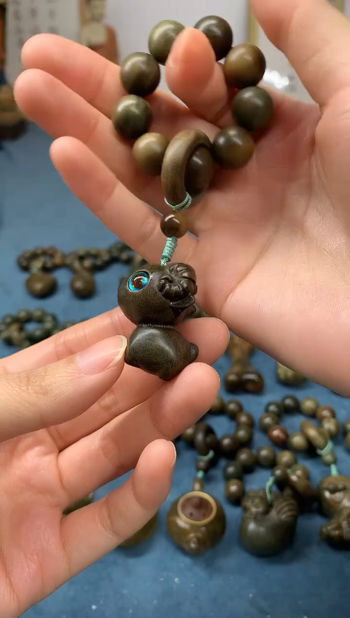 【闪购商品】维腊木（绿檀）把件喜气羊羊 盘玩件