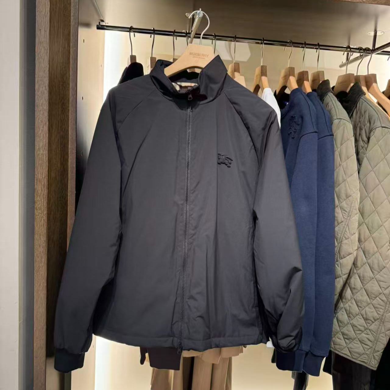 【香港直邮】Burberry博柏利 战马Logo男款黑色夹克外套  81004231