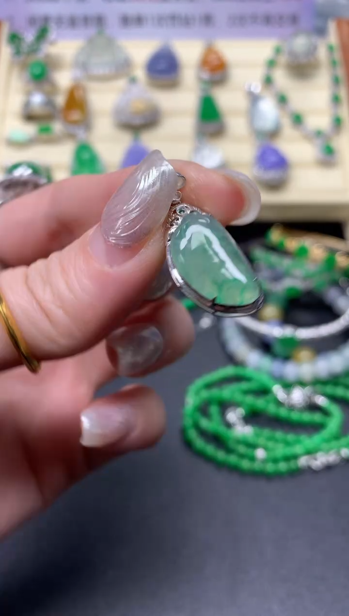 【闪购商品】翡翠吊坠(不含链)18K金镶嵌吊坠|900+90