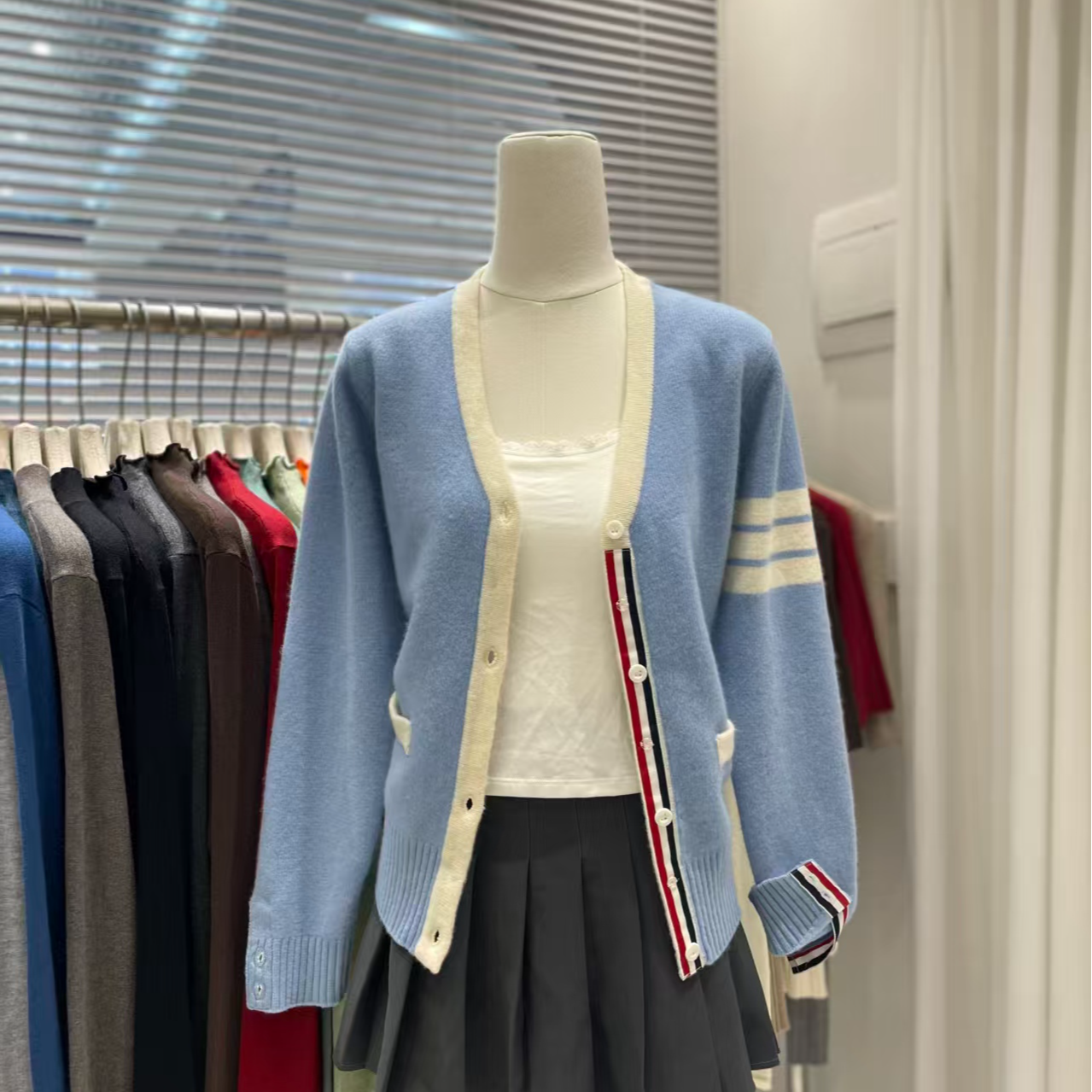 秋季V领针织长袖毛针织衫女装上衣蓝色拼接