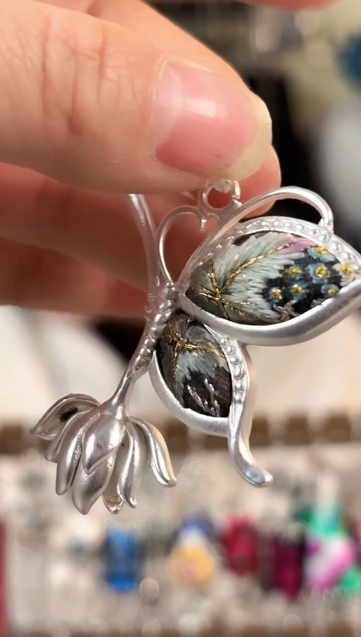 彩云南阁非遗老绣苗银饰品535