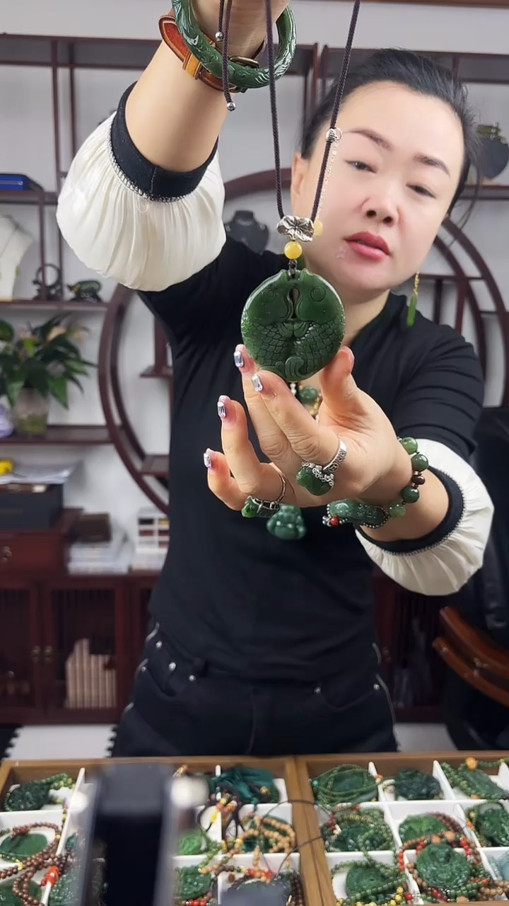 颈饰未镶嵌和田玉鱼