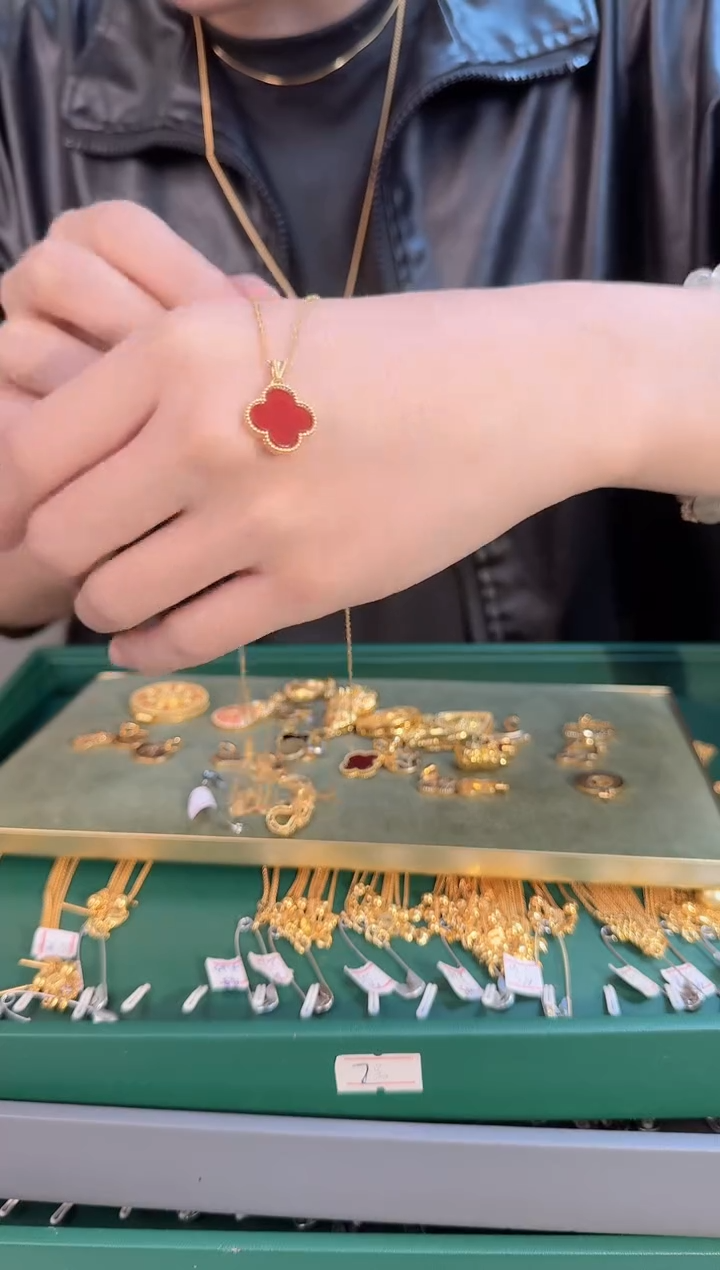 红色四叶草吊坠0.85 （附带礼盒包装）