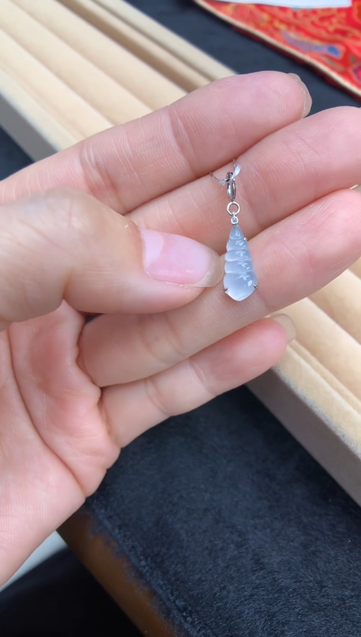 【闪购商品】翡翠颈饰18K金镶嵌海螺海螺