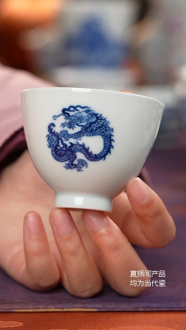 望玉青花团龙鸡心杯