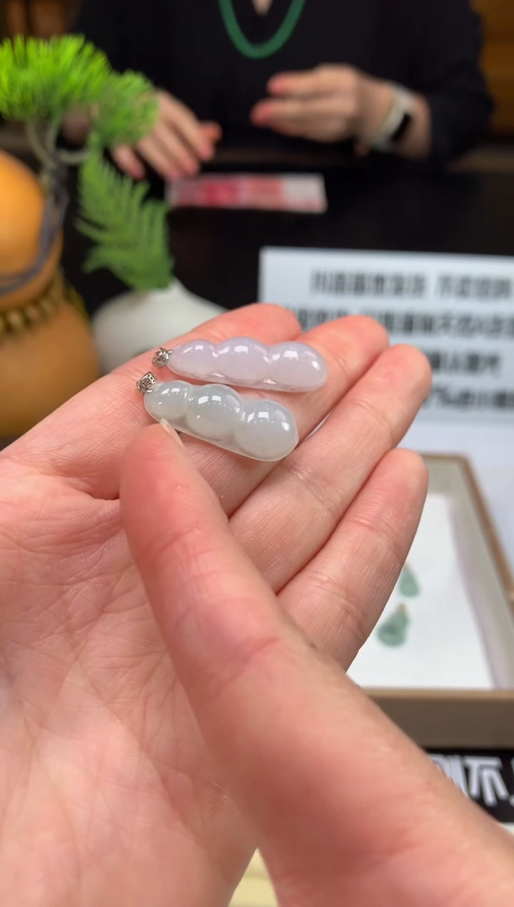 颈饰18K金镶嵌翡翠---117856多样性发其一