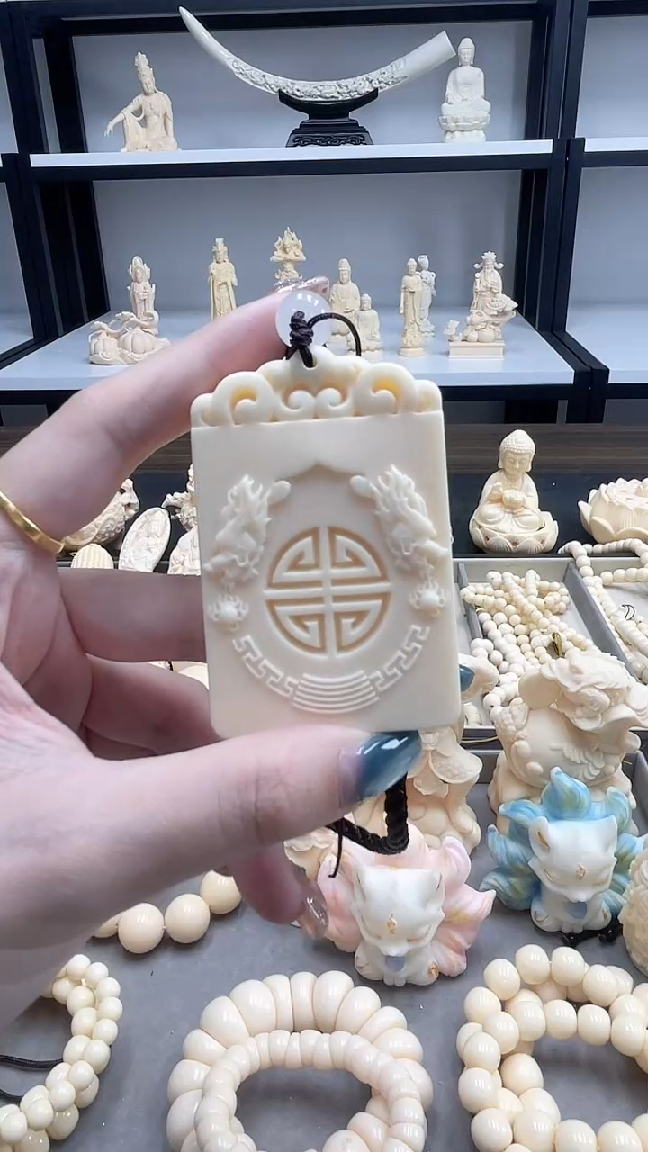 象牙果雕刻双龙无事牌