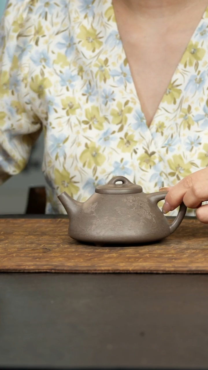 茶壶紫砂子冶石瓢刻绘蟹壳青170cc