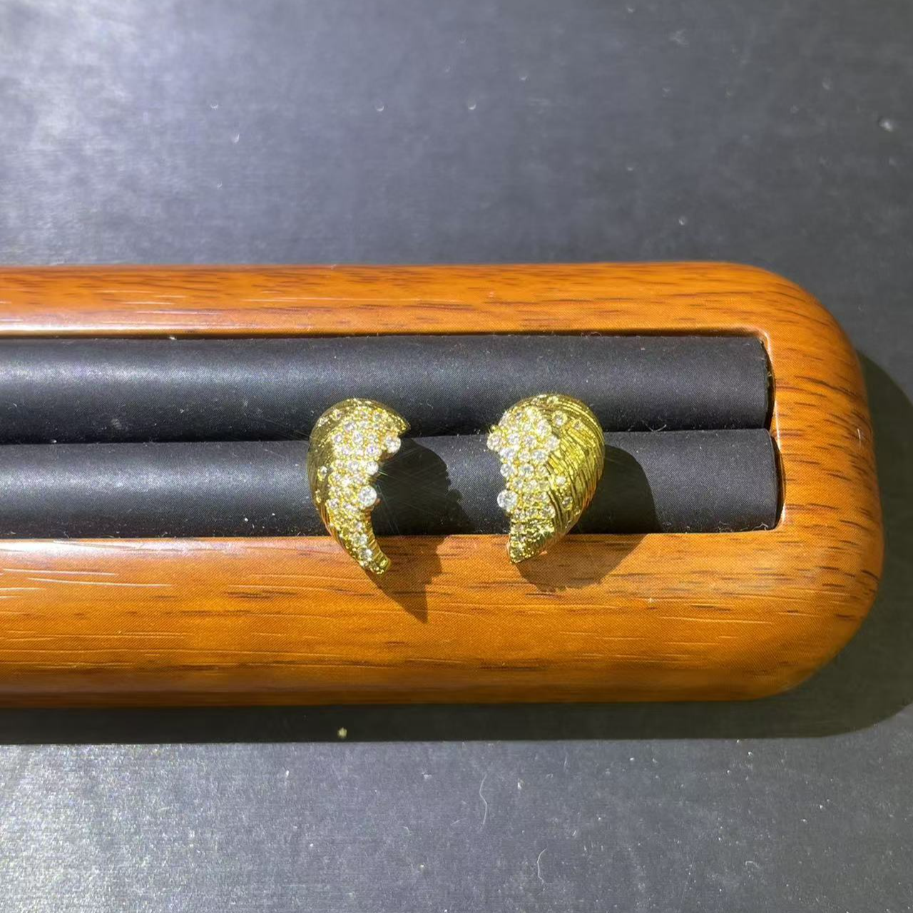 s1502黄色微镶翅膀耳钉多样性发货