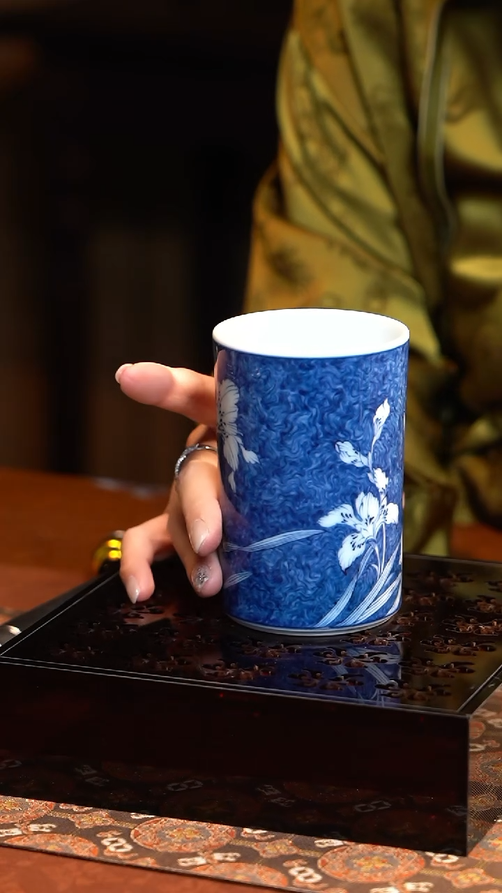 【闪购商品】L雨后湛蓝系列蓝地鸢尾花笔筒