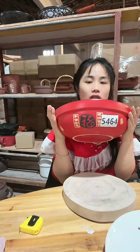 陶5464瑕疵红色浅煲带盖不圆