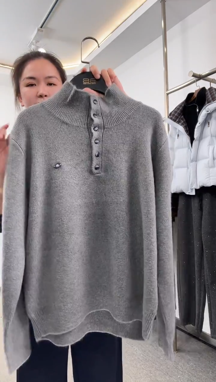 一**阳放扣子灰色羊毛衫