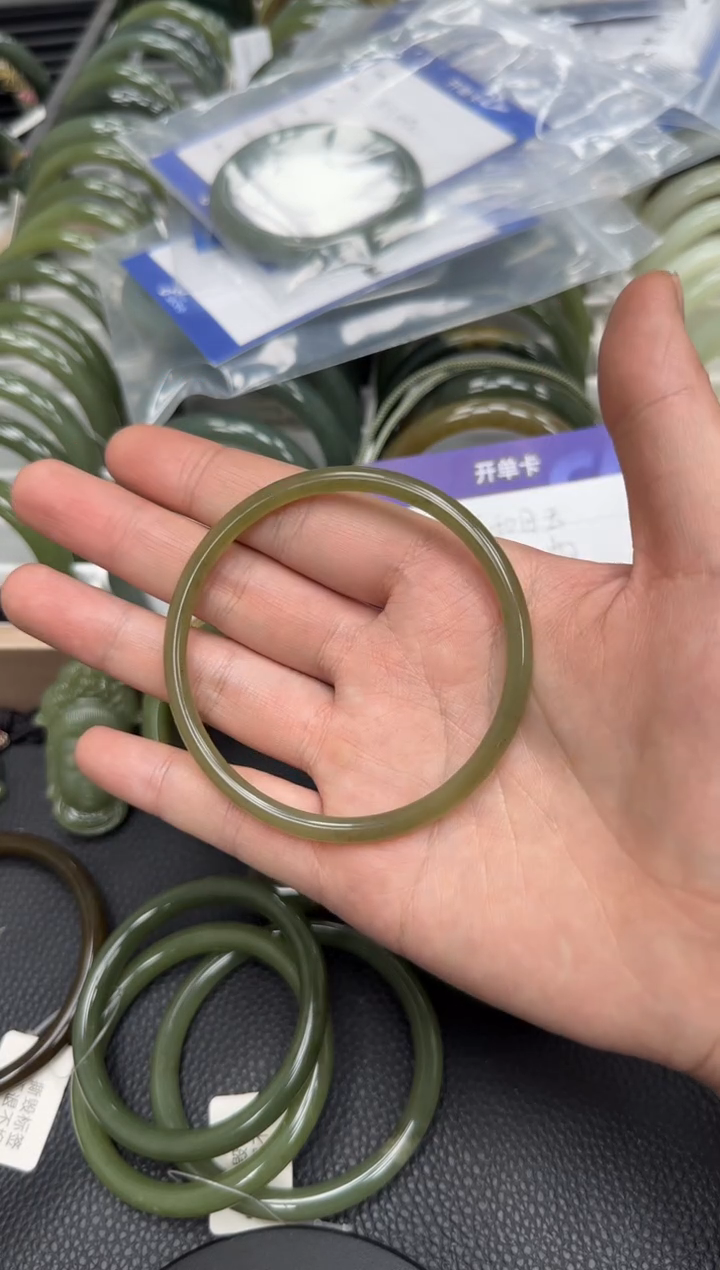 【闪购商品】和田玉手镯未镶嵌62天然和田玉有天然结构