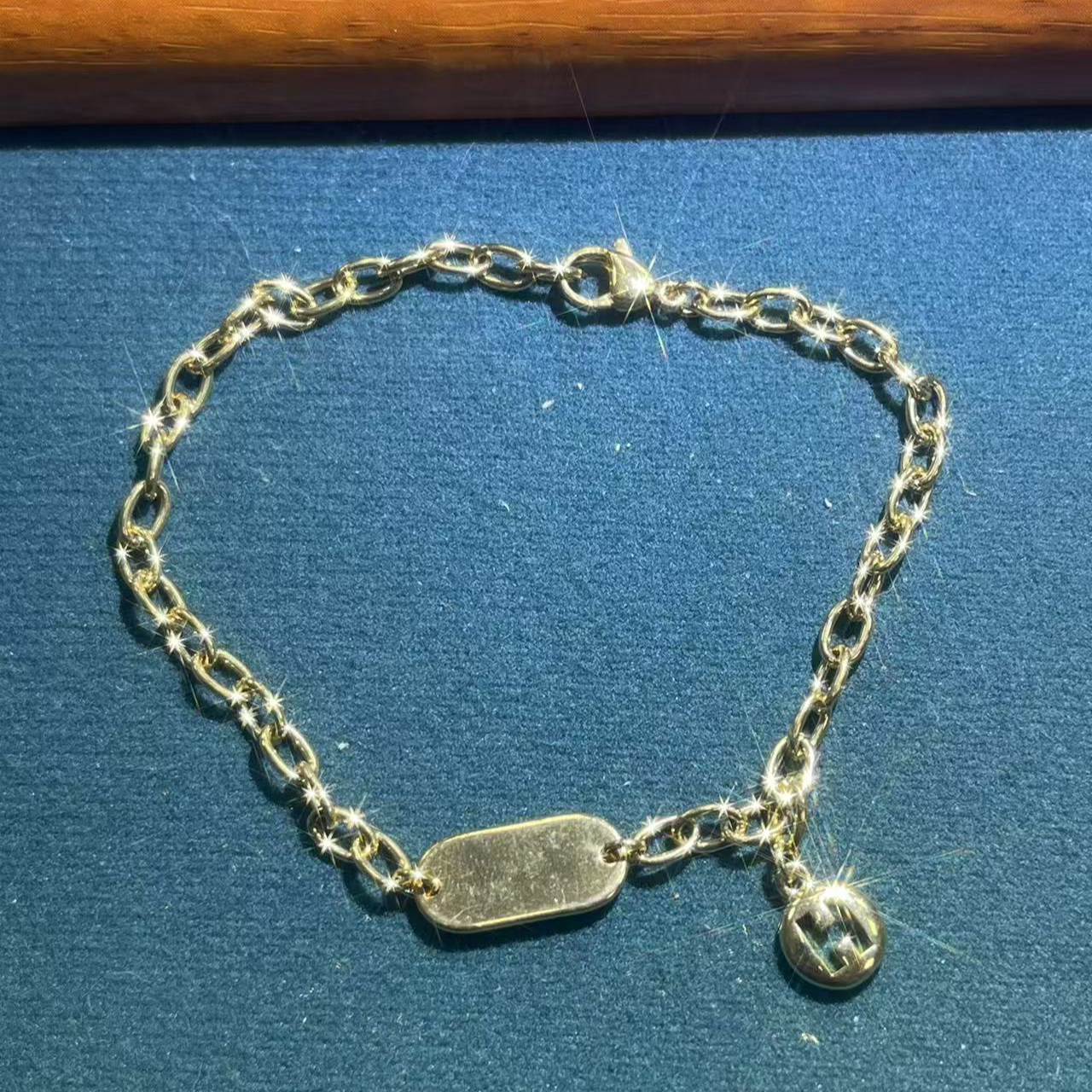 s8936黄色H牌牌手链多样性发货