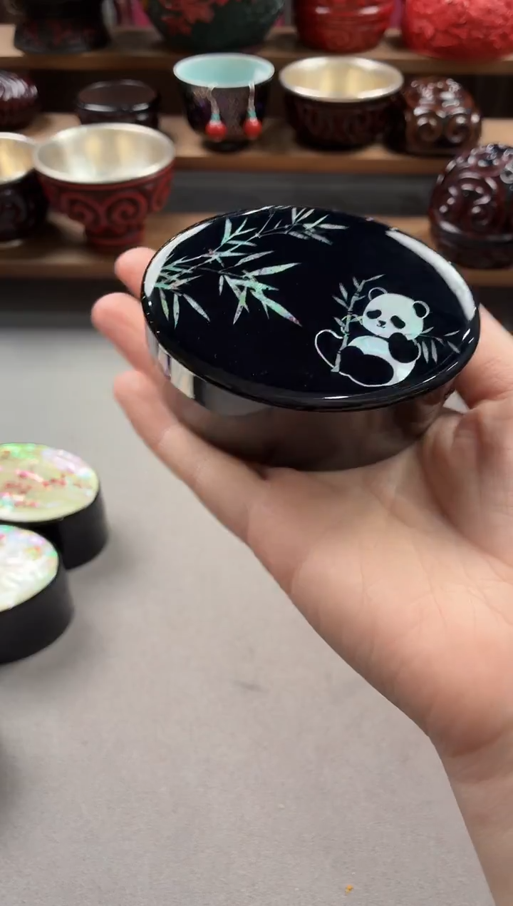 扬州漆器螺钿熊猫鸭蛋盒